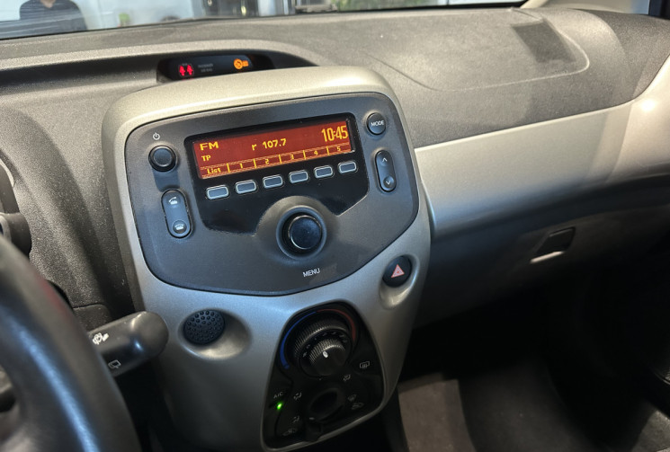 Toyota Aygo 1.0 VVT-i 69 ch x-play 5p CLIM 1ERE MAIN Toyota Aygo 1.0 VVT-i 69 ch x-play 5p CLIM 1ERE MAIN