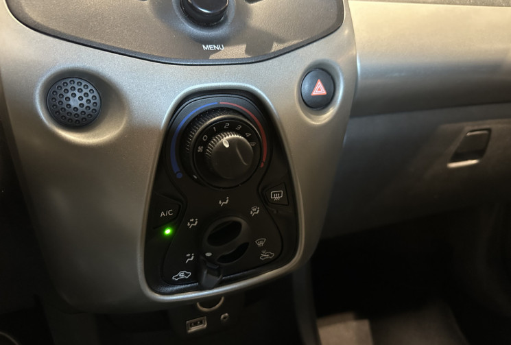Toyota Aygo 1.0 VVT-i 69 ch x-play 5p CLIM 1ERE MAIN Toyota Aygo 1.0 VVT-i 69 ch x-play 5p CLIM 1ERE MAIN