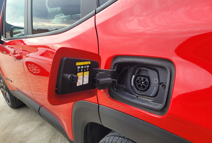 Jeep Renegade 1.3 GSE TURBO T4 240 AT6 4XE Jeep Renegade 1.3 GSE TURBO T4 240 AT6 4XE
