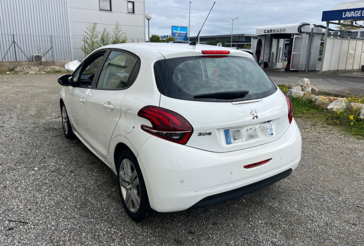 Peugeot 208 1.6 BlueHDi 100 STYLE Peugeot 208 1.6 BlueHDi 100 STYLE
