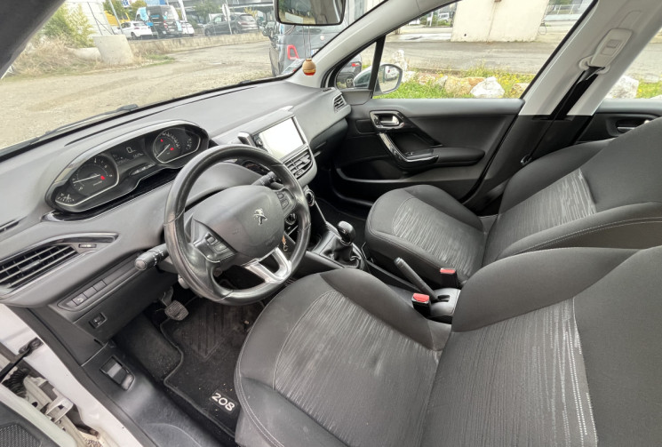 Peugeot 208 1.6 BlueHDi 100 STYLE Peugeot 208 1.6 BlueHDi 100 STYLE