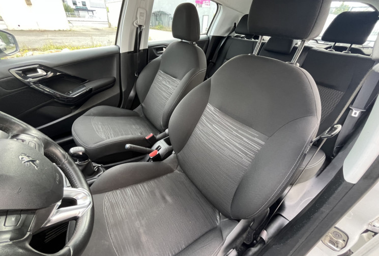 Peugeot 208 1.6 BlueHDi 100 STYLE Peugeot 208 1.6 BlueHDi 100 STYLE