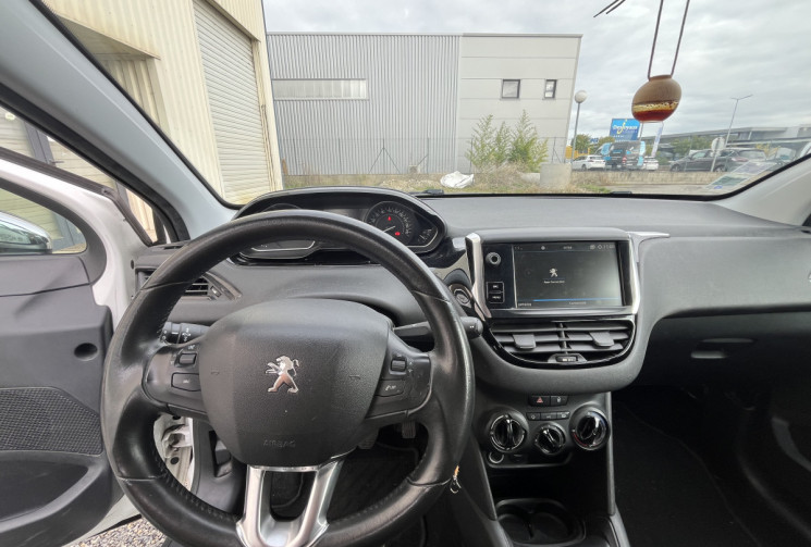 Peugeot 208 1.6 BlueHDi 100 STYLE Peugeot 208 1.6 BlueHDi 100 STYLE