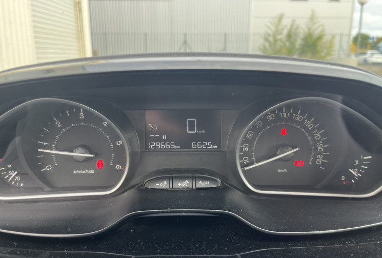 Peugeot 208 1.6 BlueHDi 100 STYLE Peugeot 208 1.6 BlueHDi 100 STYLE