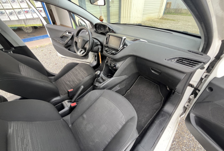 Peugeot 208 1.6 BlueHDi 100 STYLE Peugeot 208 1.6 BlueHDi 100 STYLE