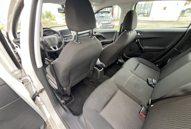 Peugeot 208 1.6 BlueHDi 100 STYLE Peugeot 208 1.6 BlueHDi 100 STYLE