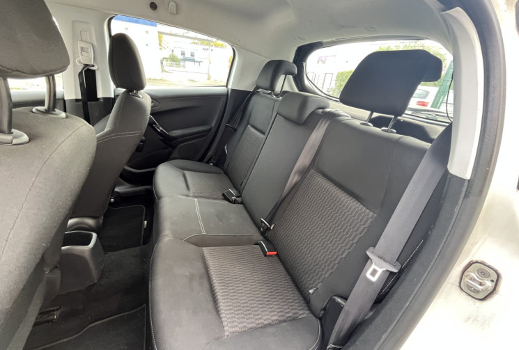 Peugeot 208 1.6 BlueHDi 100 STYLE Peugeot 208 1.6 BlueHDi 100 STYLE