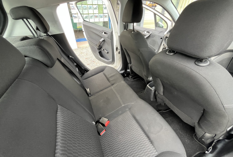 Peugeot 208 1.6 BlueHDi 100 STYLE Peugeot 208 1.6 BlueHDi 100 STYLE