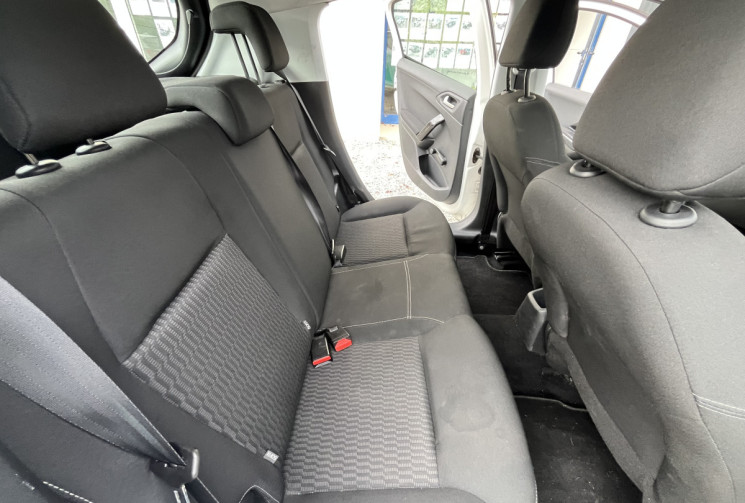 Peugeot 208 1.6 BlueHDi 100 STYLE Peugeot 208 1.6 BlueHDi 100 STYLE