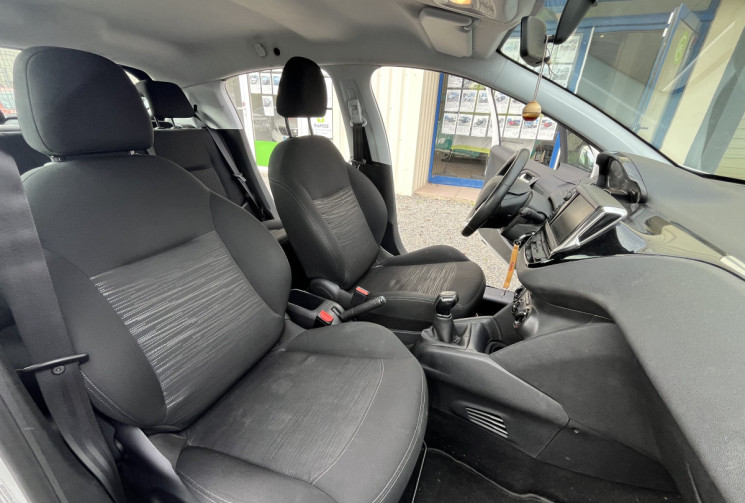 Peugeot 208 1.6 BlueHDi 100 STYLE Peugeot 208 1.6 BlueHDi 100 STYLE