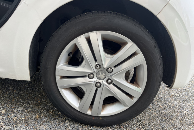 Peugeot 208 1.6 BlueHDi 100 STYLE Peugeot 208 1.6 BlueHDi 100 STYLE