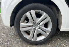 Peugeot 208 1.6 BlueHDi 100 STYLE Peugeot 208 1.6 BlueHDi 100 STYLE