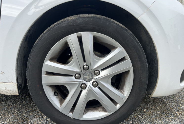 Peugeot 208 1.6 BlueHDi 100 STYLE Peugeot 208 1.6 BlueHDi 100 STYLE