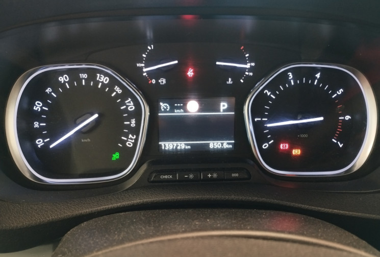 Peugeot Expert III Standard 2.0 Blue HDi 16V EAT8 S&S 180 cv + ATTELAGE ET BARRES DE TOIT  Peugeot Expert III Standard 2.0 Blue HDi 16V EAT8 S&S 180 cv + ATTELAGE ET BARRES DE TOIT
