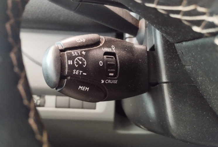 Peugeot Expert III Standard 2.0 Blue HDi 16V EAT8 S&S 180 cv + ATTELAGE ET BARRES DE TOIT  Peugeot Expert III Standard 2.0 Blue HDi 16V EAT8 S&S 180 cv + ATTELAGE ET BARRES DE TOIT