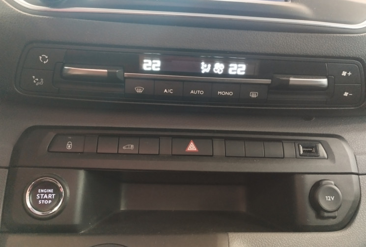Peugeot Expert III Standard 2.0 Blue HDi 16V EAT8 S&S 180 cv + ATTELAGE ET BARRES DE TOIT  Peugeot Expert III Standard 2.0 Blue HDi 16V EAT8 S&S 180 cv + ATTELAGE ET BARRES DE TOIT