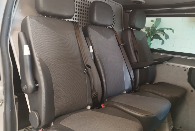 Peugeot Expert III Standard 2.0 Blue HDi 16V EAT8 S&S 180 cv + ATTELAGE ET BARRES DE TOIT  Peugeot Expert III Standard 2.0 Blue HDi 16V EAT8 S&S 180 cv + ATTELAGE ET BARRES DE TOIT