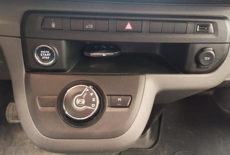 Peugeot Expert III Standard 2.0 Blue HDi 16V EAT8 S&S 180 cv + ATTELAGE ET BARRES DE TOIT  Peugeot Expert III Standard 2.0 Blue HDi 16V EAT8 S&S 180 cv + ATTELAGE ET BARRES DE TOIT