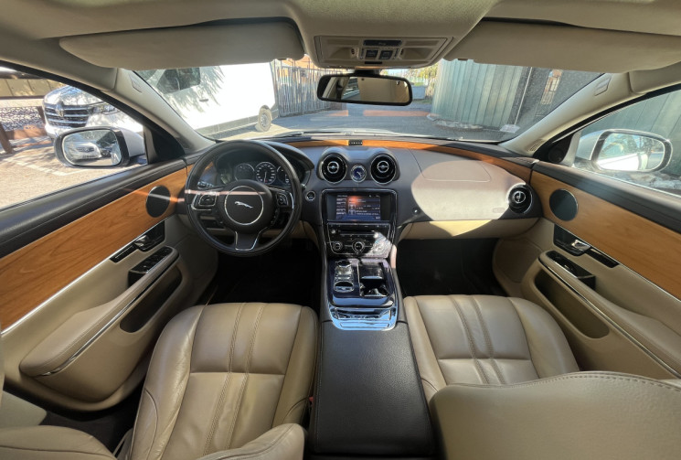 Jaguar XJ 3.0 SDV6 275 cv Portfolio / Toit ouvrant