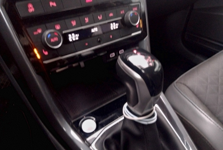 Volkswagen T-Cross 1.0 TSI DSG7 110 Carat - Suivi Complet - Caméra de Recul - Attache amovible Volkswagen T-Cross 1.0 TSI DSG7 110 Carat - Suivi Complet - Caméra de Recul - Attache amovible