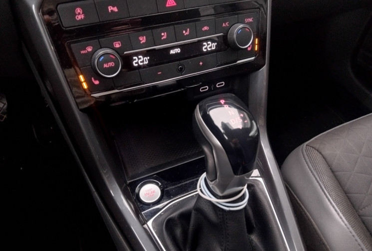 Volkswagen T-Cross 1.0 TSI DSG7 110 Carat - Suivi Complet - Caméra de Recul - Attache amovible Volkswagen T-Cross 1.0 TSI DSG7 110 Carat - Suivi Complet - Caméra de Recul - Attache amovible