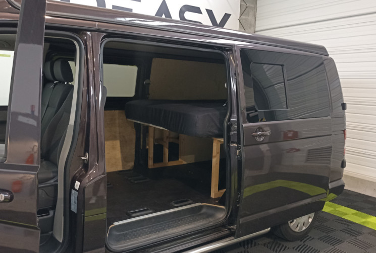 Volkswagen Transporter T5 aménagé 2.0 TDI 140 ch, cabine approfondie, équipé de deux lits doubles