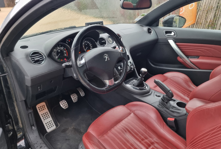 Peugeot RCZ 2.0 HDI 160 CH  Peugeot RCZ 2.0 HDI 160 CH