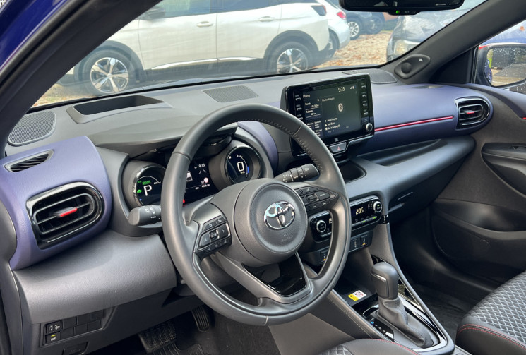 Toyota Yaris Hybride 116h Style / 1ère Main / Toit Pano / JBL / Sièges Chauffants / HUD / Carplay  Toyota Yaris Hybride 116h Style / 1ère Main / Toit Pano / JBL / Sièges Chauffants / HUD / Carplay