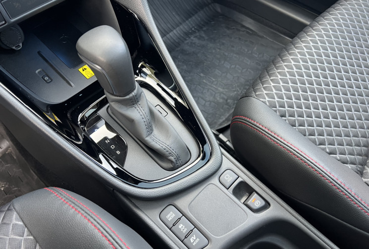 Toyota Yaris Hybride 116h Style / 1ère Main / Toit Pano / JBL / Sièges Chauffants / HUD / Carplay  Toyota Yaris Hybride 116h Style / 1ère Main / Toit Pano / JBL / Sièges Chauffants / HUD / Carplay