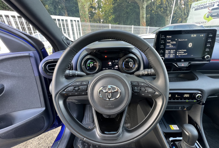 Toyota Yaris Hybride 116h Style / 1ère Main / Toit Pano / JBL / Sièges Chauffants / HUD / Carplay  Toyota Yaris Hybride 116h Style / 1ère Main / Toit Pano / JBL / Sièges Chauffants / HUD / Carplay