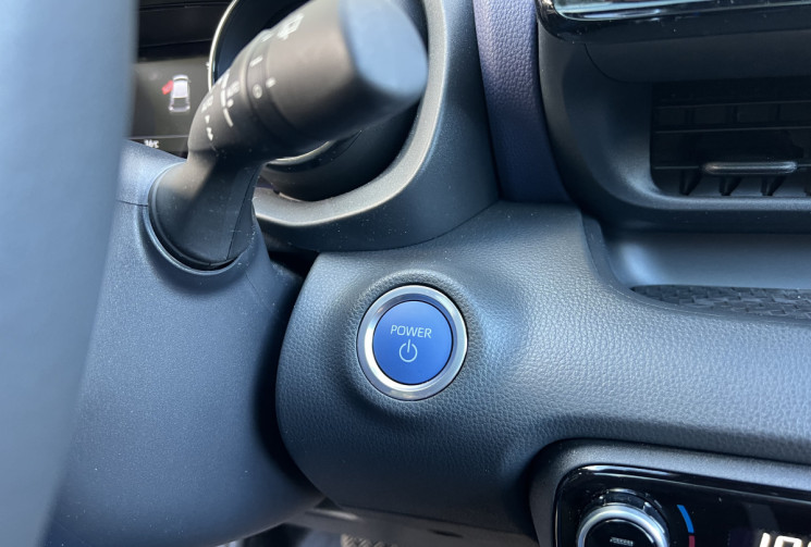 Toyota Yaris Hybride 116h Style / 1ère Main / Toit Pano / JBL / Sièges Chauffants / HUD / Carplay  Toyota Yaris Hybride 116h Style / 1ère Main / Toit Pano / JBL / Sièges Chauffants / HUD / Carplay