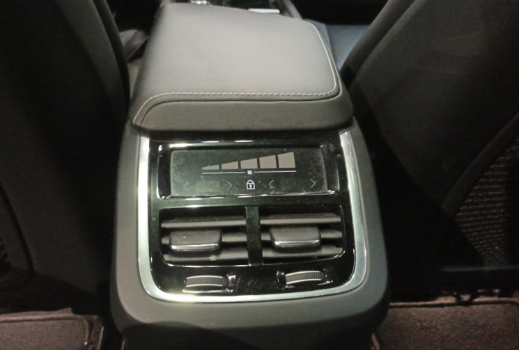 Volvo XC60 B4 197ch Ultimate Style Dark Geartronic Volvo XC60 B4 197ch Ultimate Style Dark Geartronic