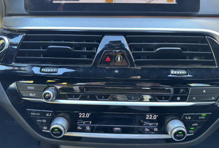 BMW Série 5 (G30 Ph.1) M550i xDrive 4.4 i V8 462 Steptronic8 * Harman Kardon * Entretien Full BMW 