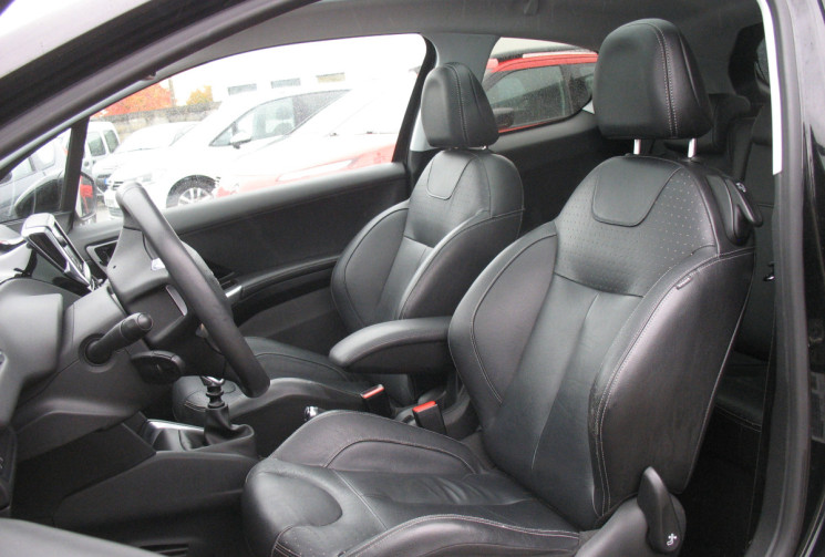 Peugeot 208 1.6 THP 156 FELINE