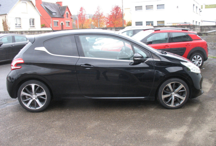 Peugeot 208 1.6 THP 156 FELINE