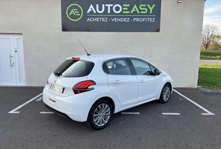 Peugeot 208 1.2 VTI 82 CH ALLURE BVM5 DISTRIBUTION EFFECTUE CHEZ PEUGEOT