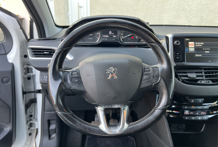 Peugeot 208 1.2 VTI 82 CH ALLURE BVM5 DISTRIBUTION EFFECTUE CHEZ PEUGEOT