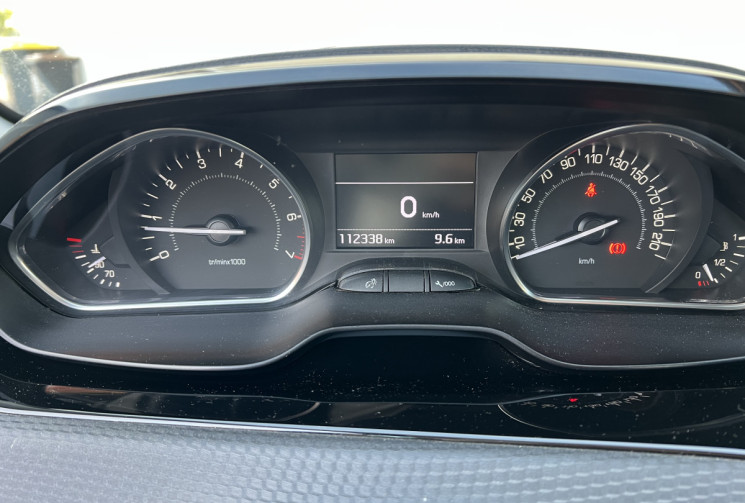 Peugeot 208 1.2 VTI 82 CH ALLURE BVM5 DISTRIBUTION EFFECTUE CHEZ PEUGEOT