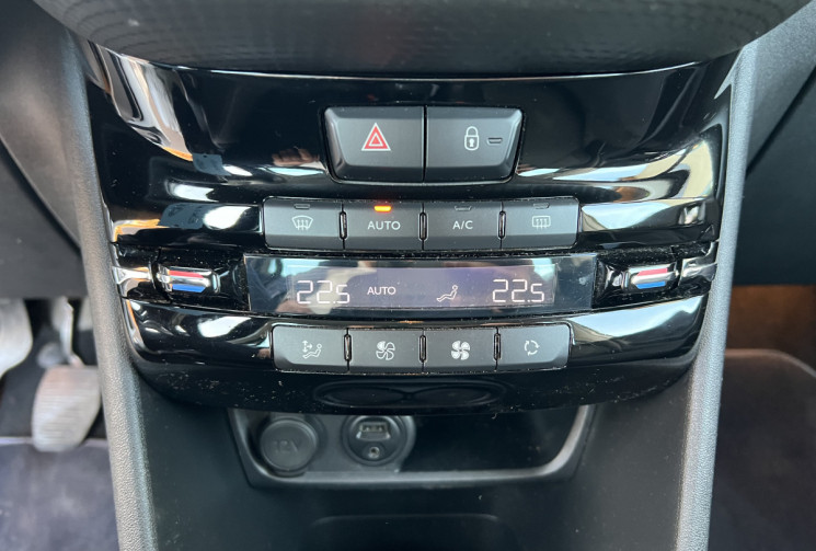 Peugeot 208 1.2 VTI 82 CH ALLURE BVM5 DISTRIBUTION EFFECTUE CHEZ PEUGEOT