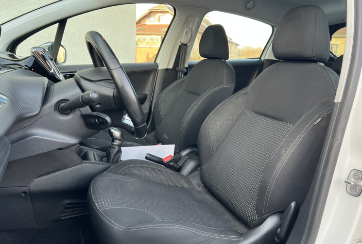 Peugeot 208 1.2 VTI 82 CH ALLURE BVM5 DISTRIBUTION EFFECTUE CHEZ PEUGEOT