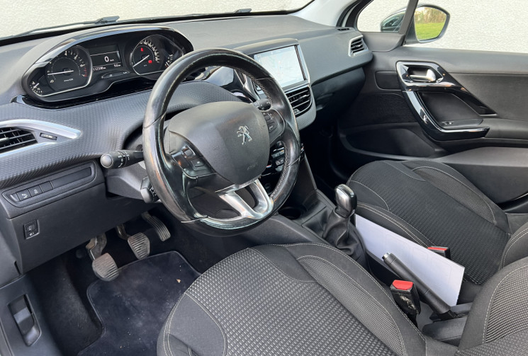 Peugeot 208 1.2 VTI 82 CH ALLURE BVM5 DISTRIBUTION EFFECTUE CHEZ PEUGEOT