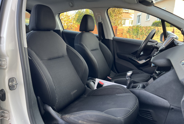 Peugeot 208 1.2 VTI 82 CH ALLURE BVM5 DISTRIBUTION EFFECTUE CHEZ PEUGEOT