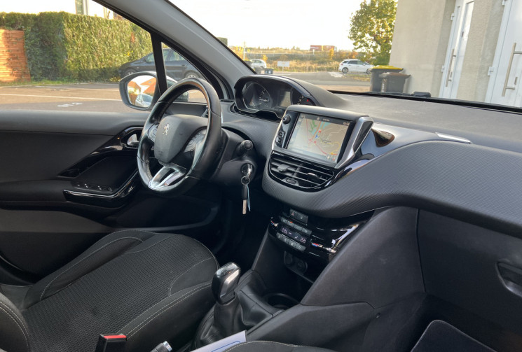 Peugeot 208 1.2 VTI 82 CH ALLURE BVM5 DISTRIBUTION EFFECTUE CHEZ PEUGEOT