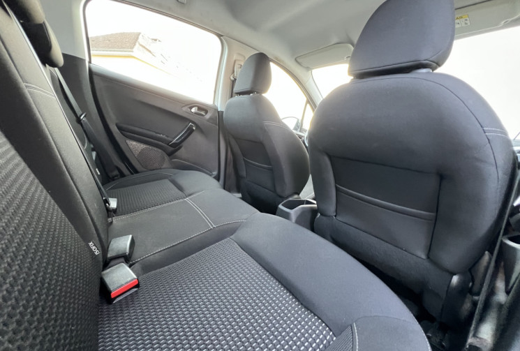 Peugeot 208 1.2 VTI 82 CH ALLURE BVM5 DISTRIBUTION EFFECTUE CHEZ PEUGEOT