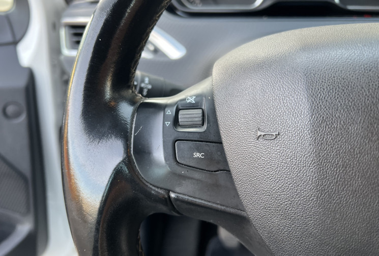 Peugeot 208 1.2 VTI 82 CH ALLURE BVM5 DISTRIBUTION EFFECTUE CHEZ PEUGEOT