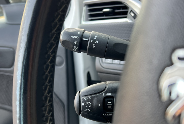 Peugeot 208 1.2 VTI 82 CH ALLURE BVM5 DISTRIBUTION EFFECTUE CHEZ PEUGEOT