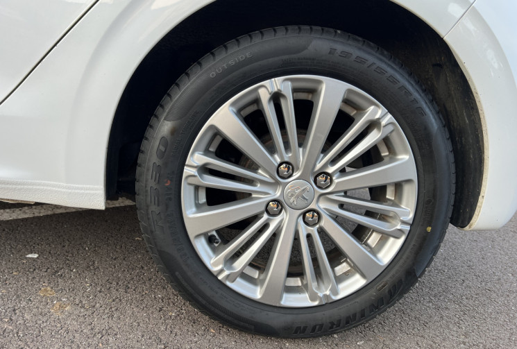 Peugeot 208 1.2 VTI 82 CH ALLURE BVM5 DISTRIBUTION EFFECTUE CHEZ PEUGEOT