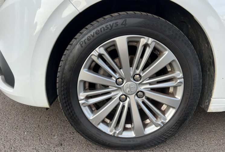 Peugeot 208 1.2 VTI 82 CH ALLURE BVM5 DISTRIBUTION EFFECTUE CHEZ PEUGEOT