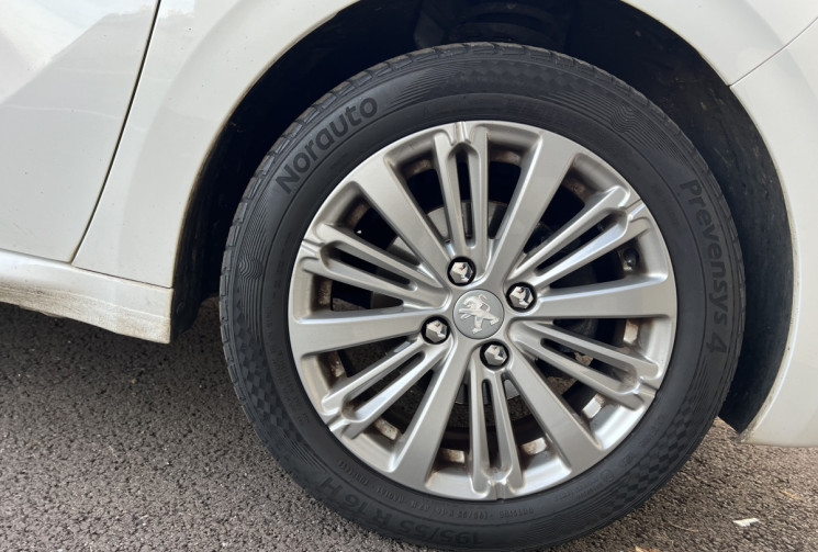 Peugeot 208 1.2 VTI 82 CH ALLURE BVM5 DISTRIBUTION EFFECTUE CHEZ PEUGEOT