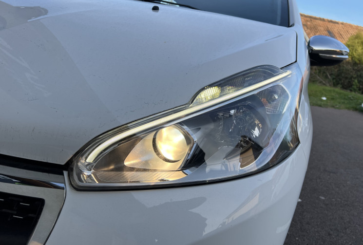 Peugeot 208 1.2 VTI 82 CH ALLURE BVM5 DISTRIBUTION EFFECTUE CHEZ PEUGEOT